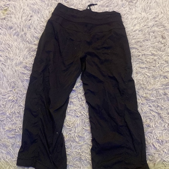 Size 2 Lululemon cropped studio pants (black) - Picture 4 of 4
